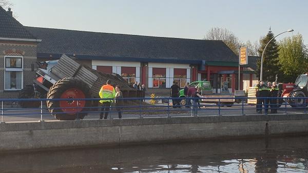 Tractor verliest lading met aardappelen in Smilde (video)