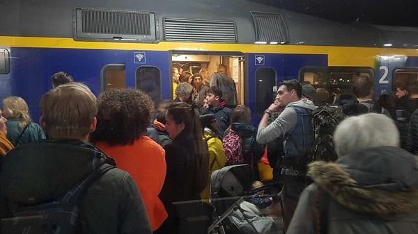 Chaos op treinstations door wisselstoring
