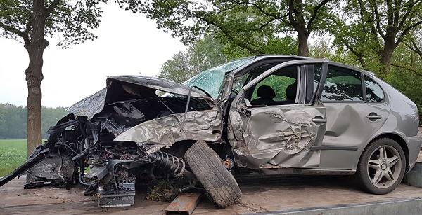 Auto totaal verwoest door klap tegen boom