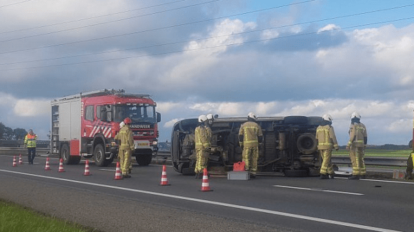 Busje slaat over de kop op de A32