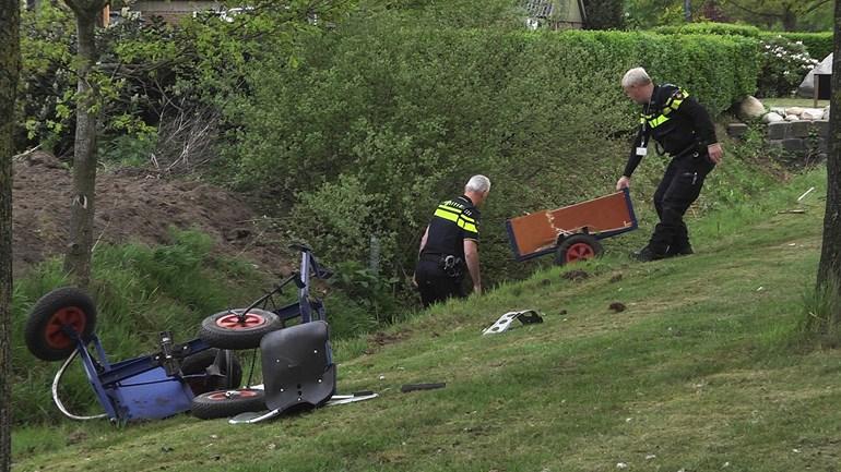 Auto rijdt vol in op kind met skelter; Kind kan tijdig weg rennen