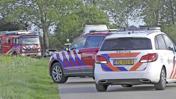 Auto botst tegen boom en vliegt in brand; Bestuurder overleden (video)