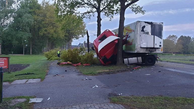 Cabine breekt af nadat vrachtwagen tegen drie bomen crasht