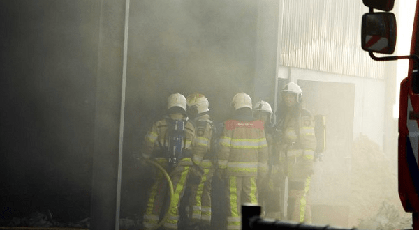 Brandweer redt kalveren uit brandende schuur