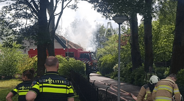 Rietgedekte schuur in de brand; Brandweer kan woning behouden