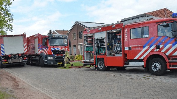 Brandweer massaal naar twee brandende schuren