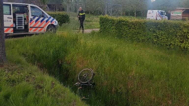 Fietser de sloot in na botsing met busje