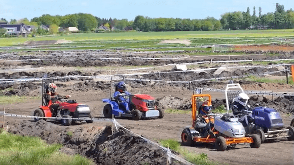 Drukke grasmaaier race tijdens Oalerwets Feesie in Smilde