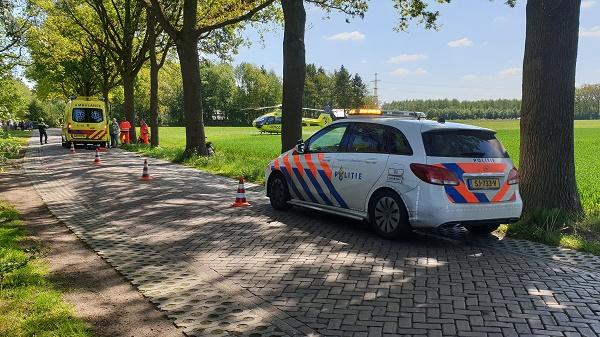 Traumahelikopter ingezet voor zwaar gewonde fietser (video)