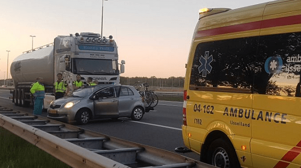 Vrachtwagen botst tegen auto op A28