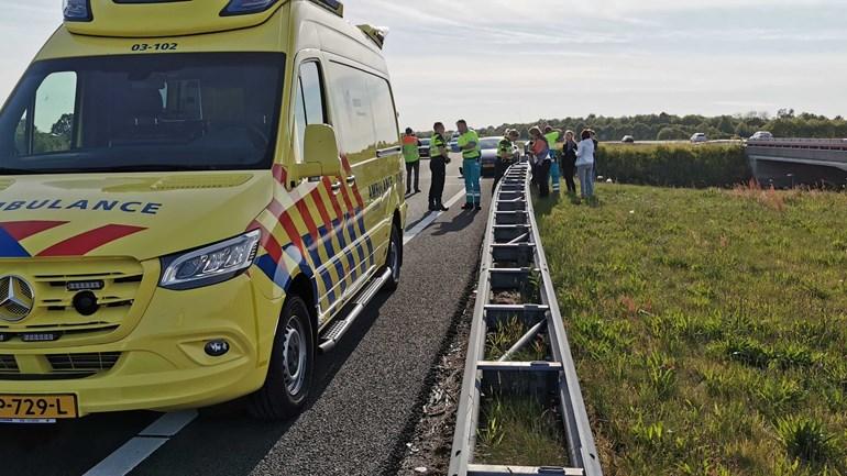 Vrachtwagen botst tegen Tesla tijdens inhalen