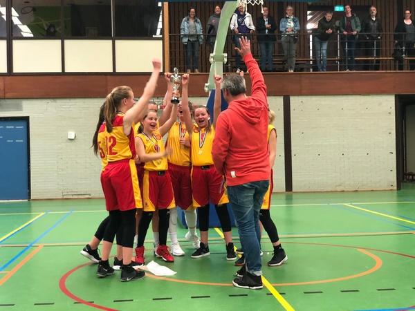 Vrouwen onder 14 van Exercitia â€˜73 kampioen