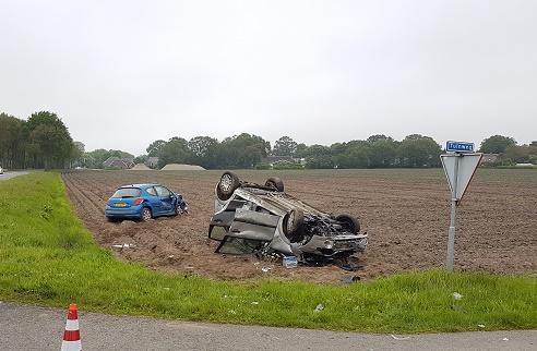 Auto vliegt over de kop na botsing; Bestuurder en 2 kinderen gewond