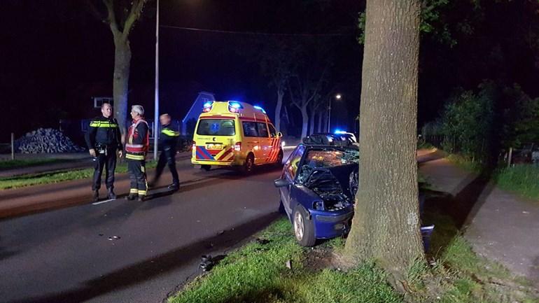 Ernstig gewonde na ongeval auto tegen boom