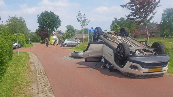 Auto over de kop na ongeval op beruchte kruising