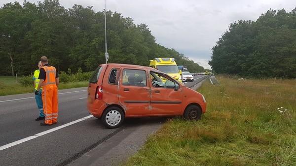 Auto slaat over de kop op A28