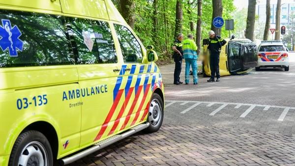 Auto belandt op de kant in Emmen (Video)