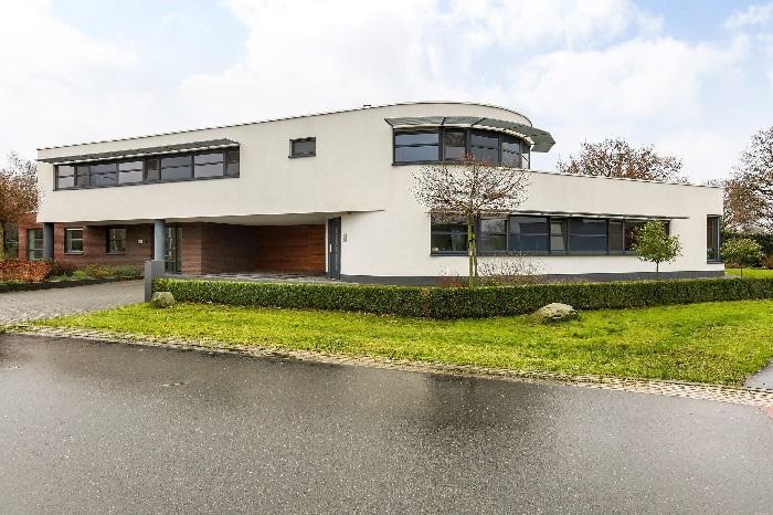 Te koop in Emmen: Vrijstaande Villa met kantoor