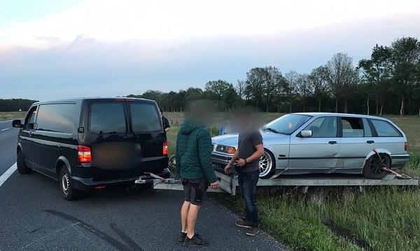 Busje met aanhanger schiet de berm in op de A37