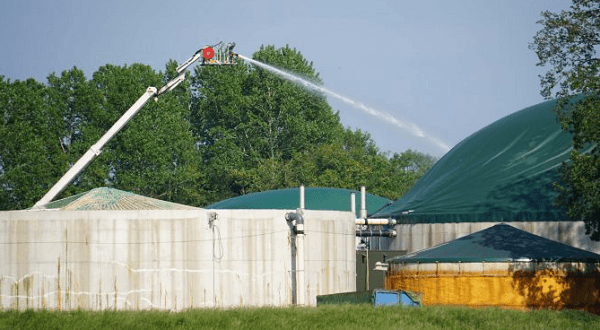 Grote brand verwoest schuur bij agrarisch bedrijf (video)