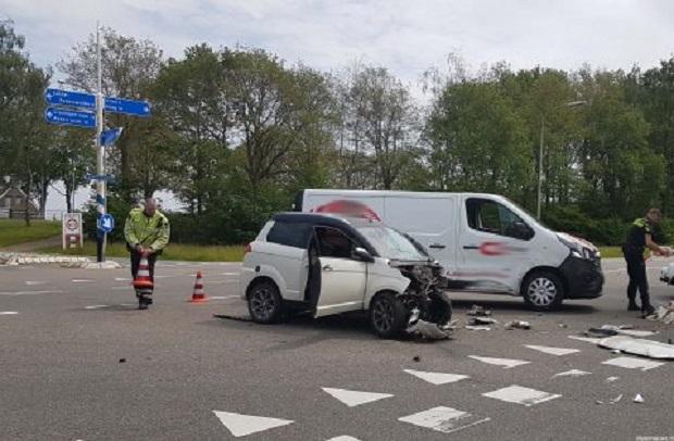 Gewonde bij aanrijding tussen twee voertuigen (Video)