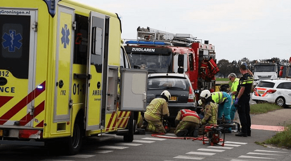 E-biker bekneld onder auto na aanrijding