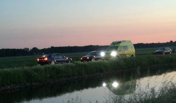 Auto duikt de sloot in langs de Witte Wijk in Smilde