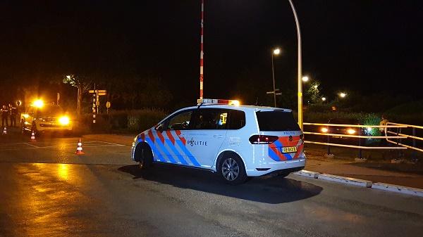 Auto schiet rechtdoor de bosjes in bij brug in Smilde