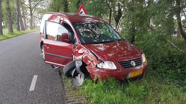 Bestuurder gewond na botsing tegen boom