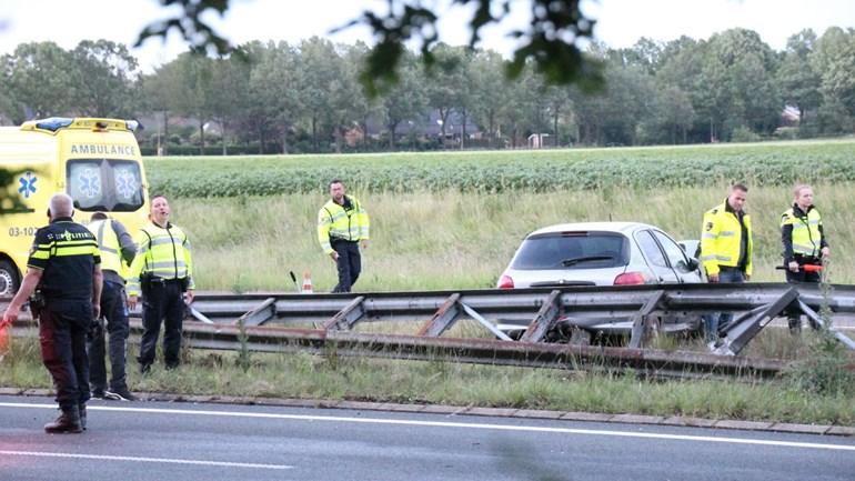 Bestuurder gewond op A28 na harde crash tegen vangrail