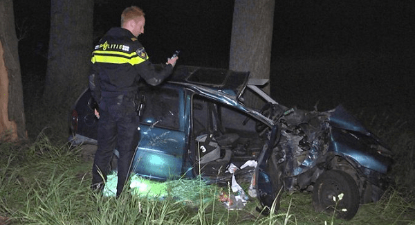 Gewonde bij harde crash tegen boom