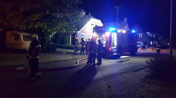 Groot alarm voor schuurbrand naast woning