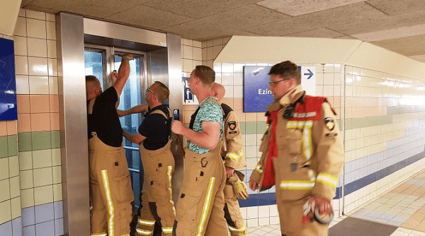 Brandweer redt moeder en kind uit lift op station