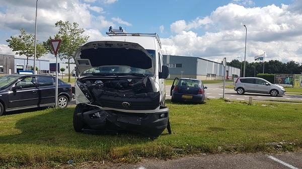 Veel schade na aanrijding tussen bus en auto