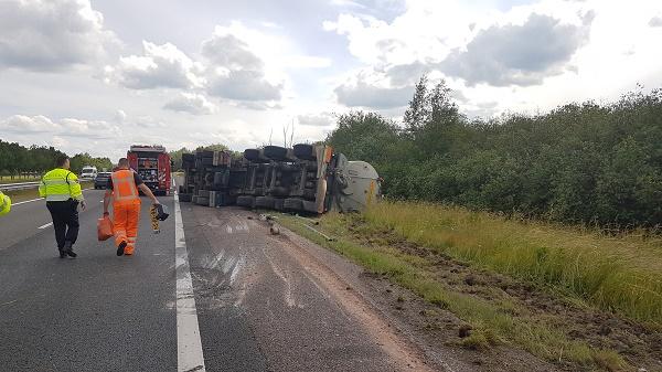 Gekantelde vrachtwagen met mest zorgt voor kilometers file