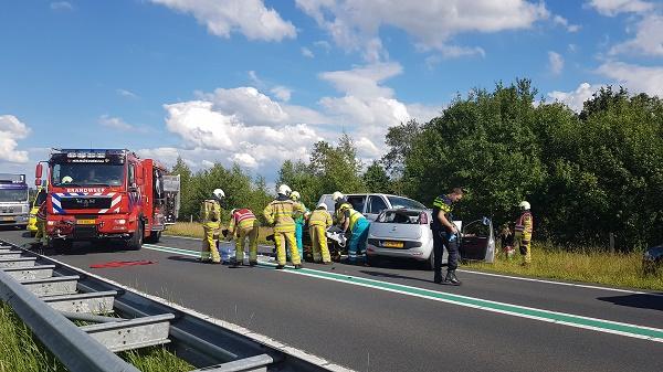 Dode en gewonde bij ernstig ongeval met auto en busje (video)