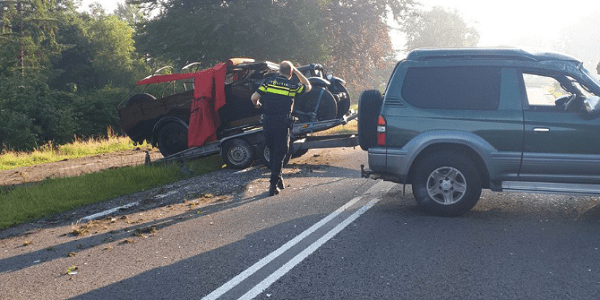 Veel schade nadat aanhanger met oldtimer van de weg raakt