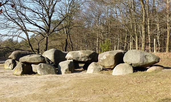 Hunebedcentrum ontdekt: het wemelt van de neppe hunebedden