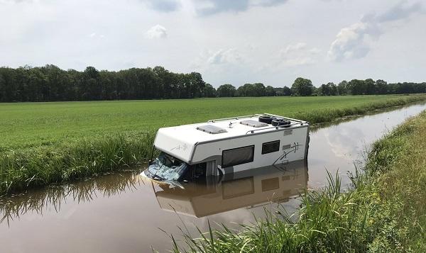 Camper met 5 honden de sloot in langs A28