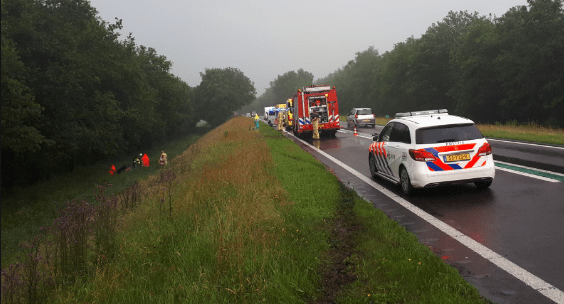 Auto schiet van de N381 af bij Beilen door onweersbui