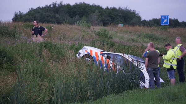 Politieauto de sloot in na opstijgen traumahelikopter