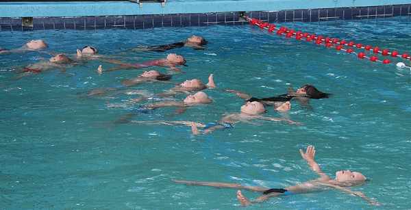 Zwembad Ruinen houdt Vrijdag Midzomernachtduik