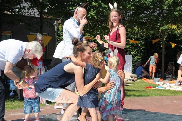 Zomerse sfeer tijdens het Mooie Kinderboekenfestival in Hoogeveen