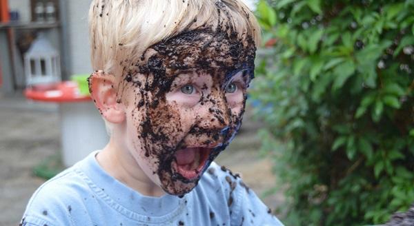 Morgen internationale modderdag; Kinderen duiken massaal in de modder