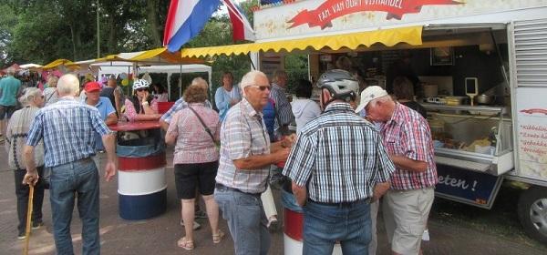 Grote braderie en vlomarkt bij zomerfeest Donderen