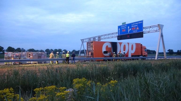 Vrachtwagen in brand op A28; brandweer haalt vrachtwagen leeg