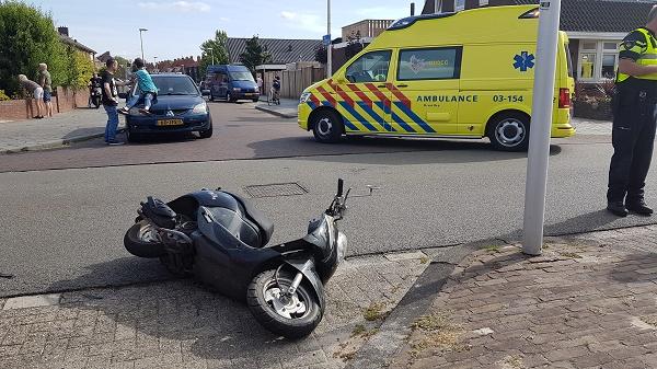 Scooterrijder gewond na botsing met auto in Hoogeveen