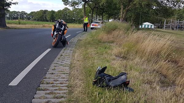 Motorrijder gewond na botsing met auto in flauwe bocht