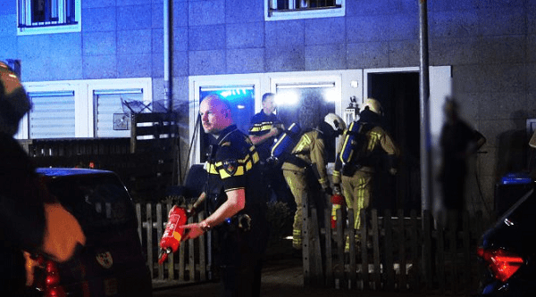Politie blust keukenbrand en voorkomt erger