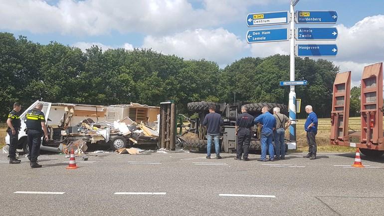 Trekker vernietigd camper bij botsing